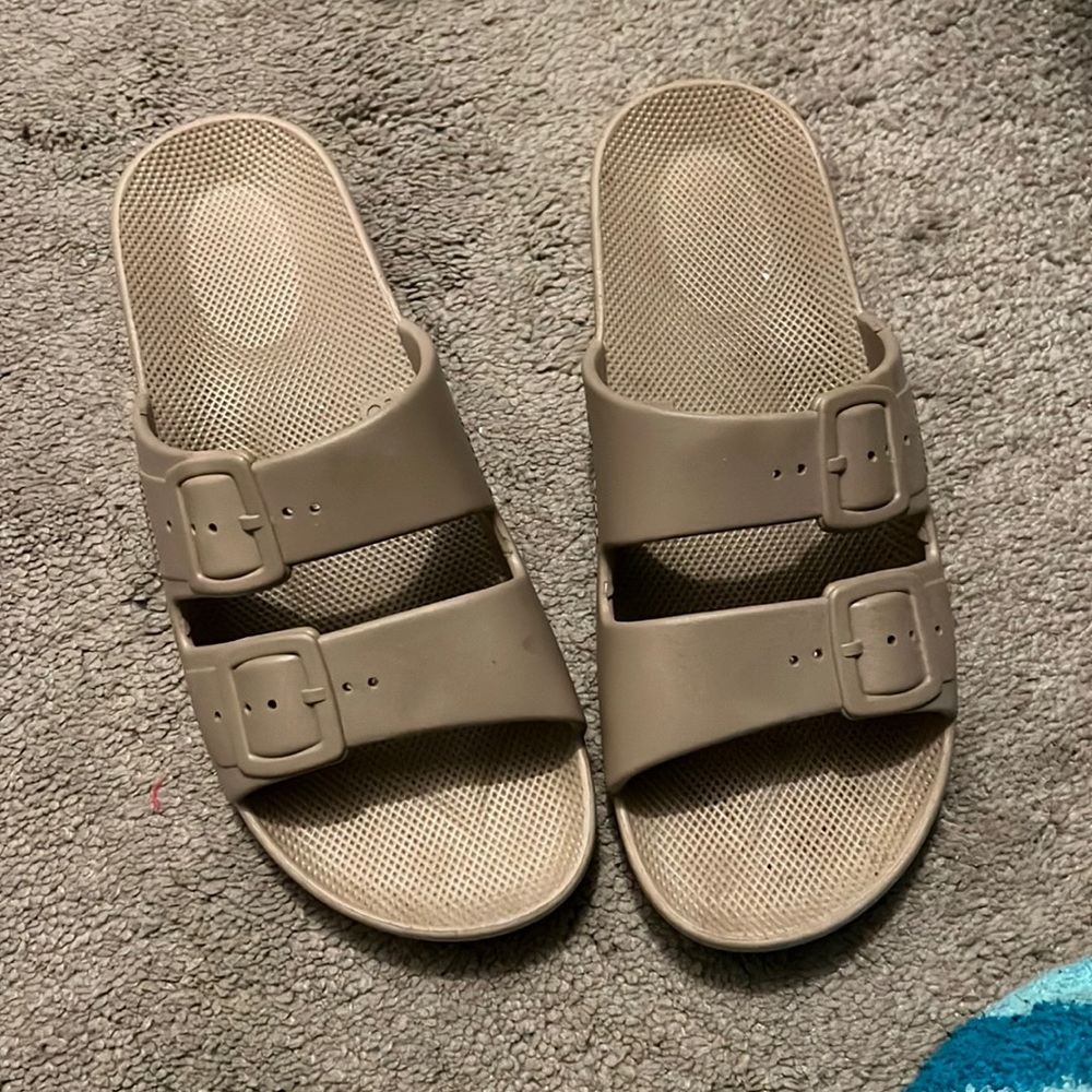 Nude Freedom Moses flip flops size 9/10